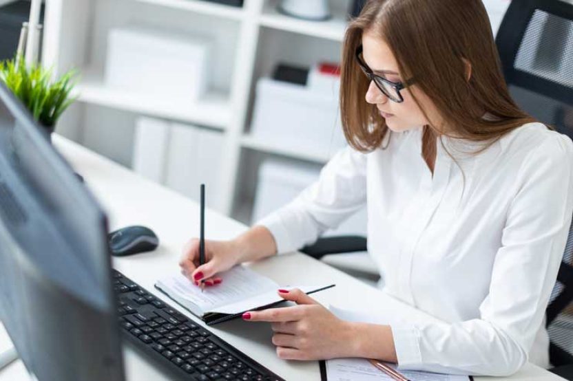 mulher trabalhando em frente ao computador